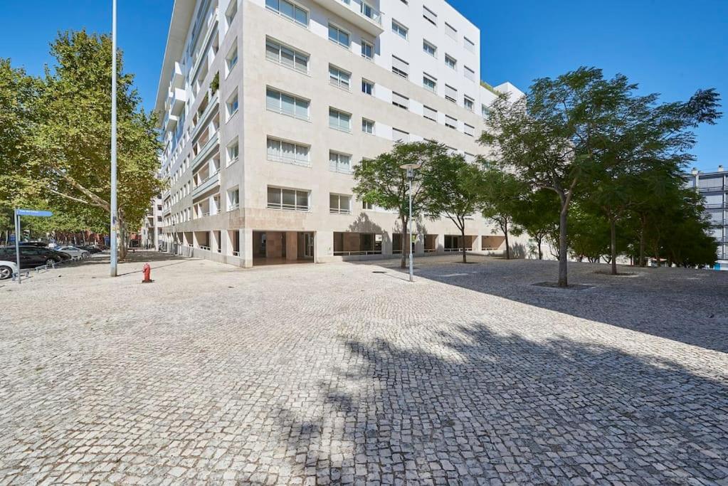 Modern Apartment In Parque Das Nacoes Лиссабон Экстерьер фото